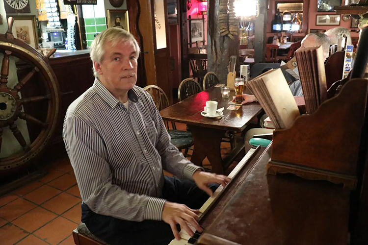 The Spyglass Inn Live Music - Roger Holmes